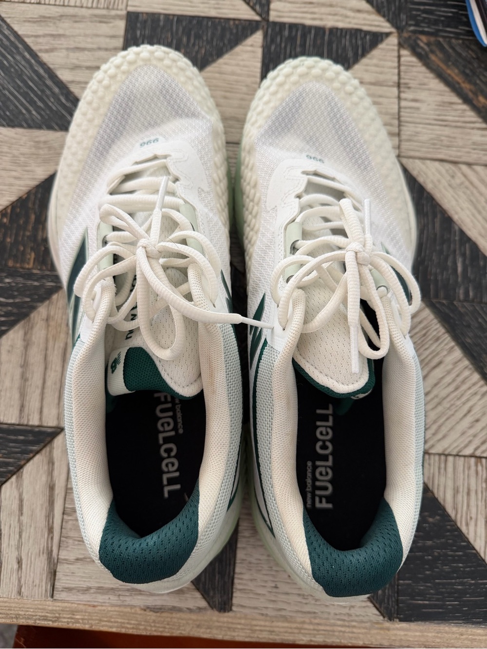 Like New Mens New Balance White and Green FuelCell Athletic Running Shoes